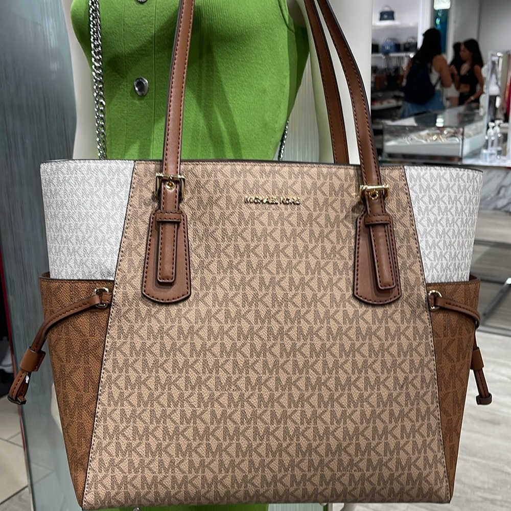 Michael Kors Voyager Large Color-Block Signature Logo Tote Bag
Camel Multi - Picture 16 of 16
